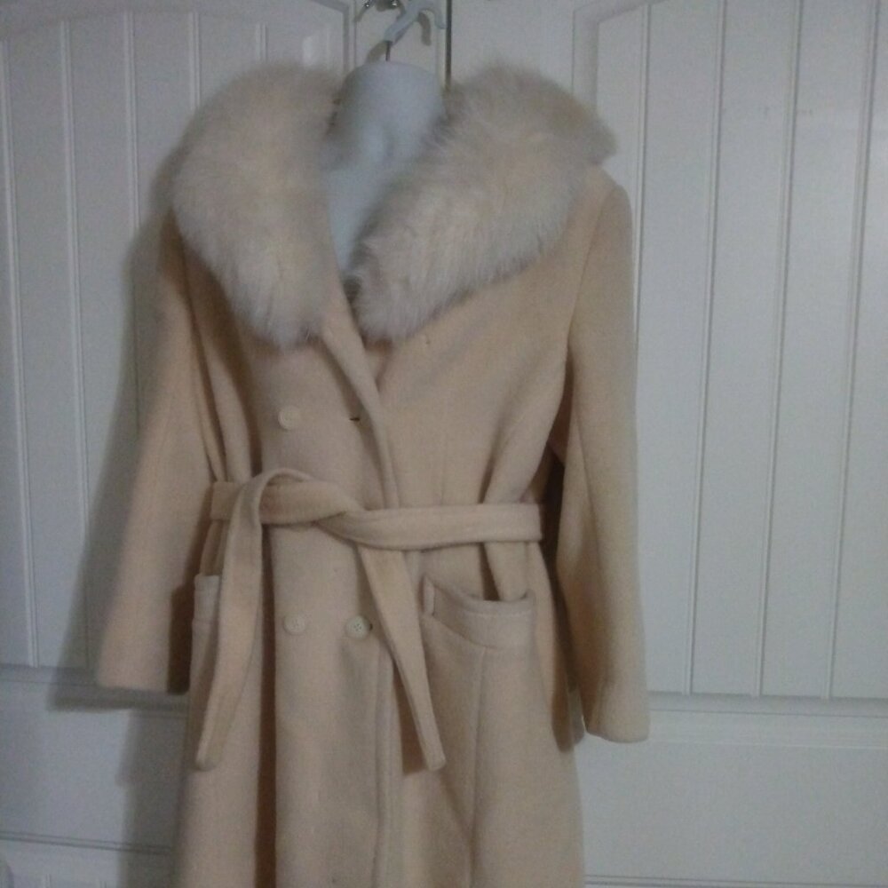 Women's Cashmere coat with fur collar